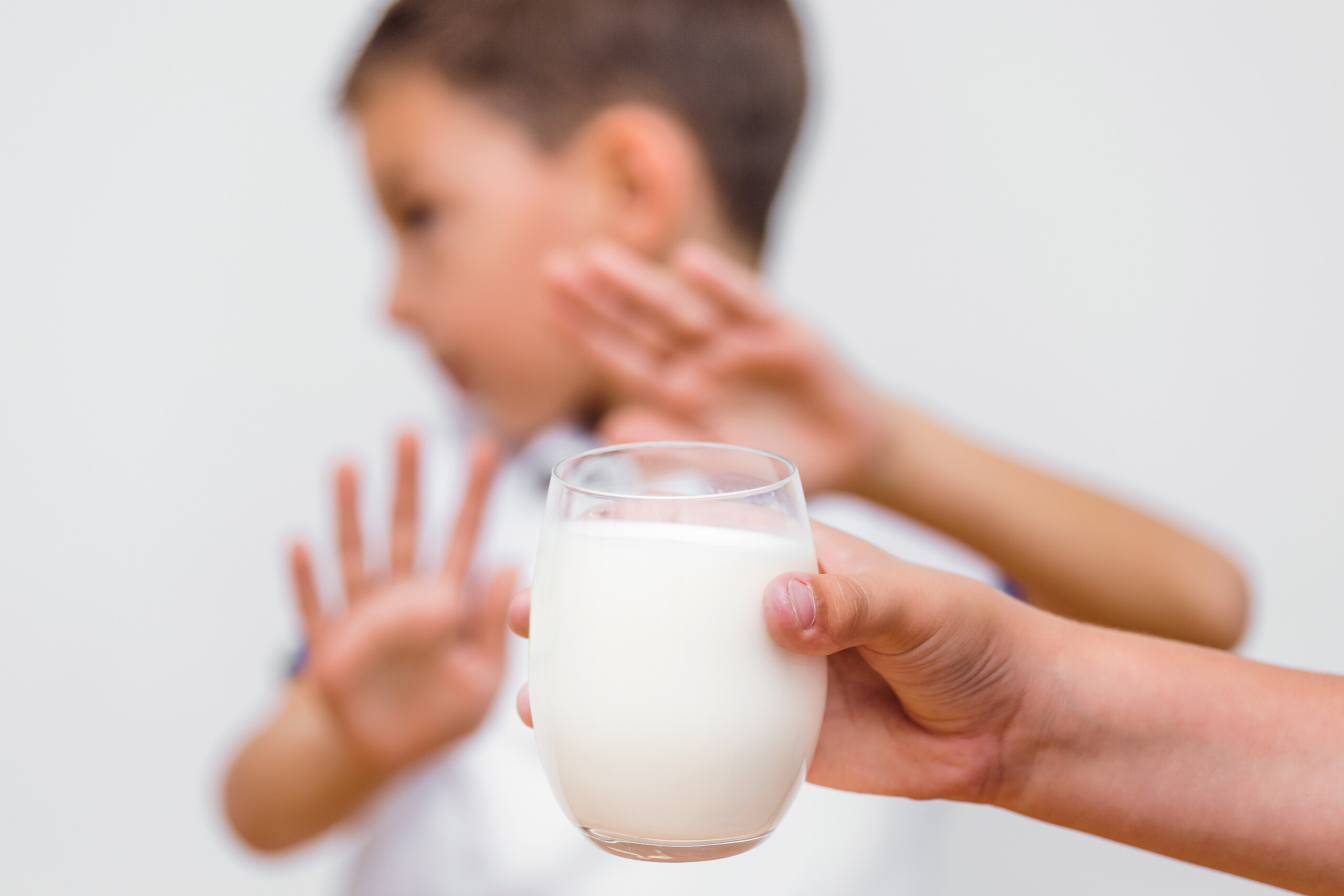 Kid refusing to drink milk. Lactose intolerance. Dairy Intolerant child refuses to drink milk Alergia à leite de vaca